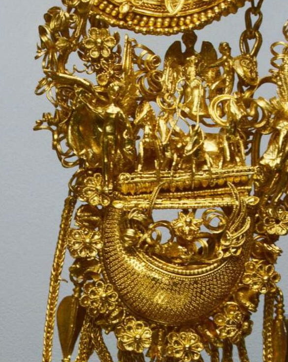 Посмотрите, как детально выполнена колесница.
Источник фото: https://f.otzyv.ru/f/12/02/95700/21/31012115542126231951.jpg