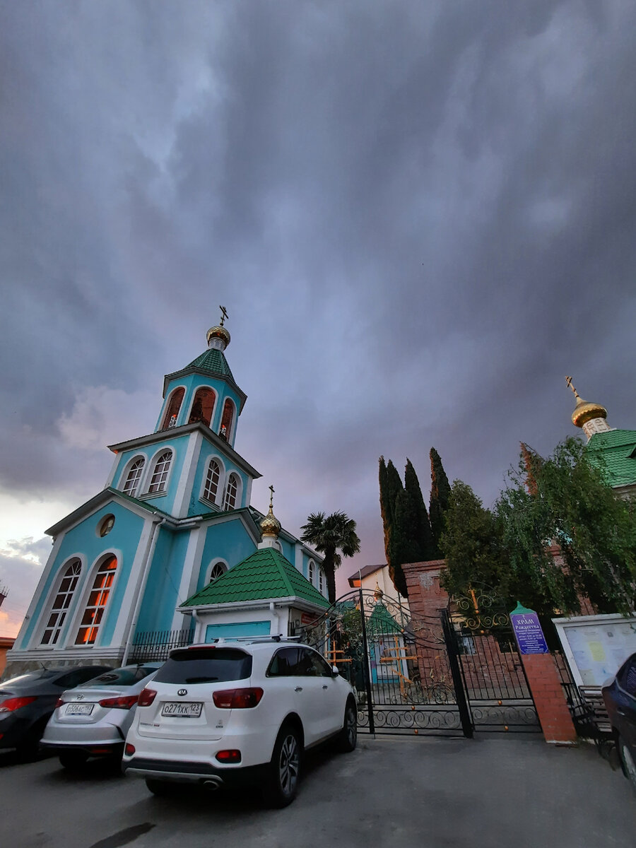 Фото Алены Бо. Церковь в поселке Лазаревское.