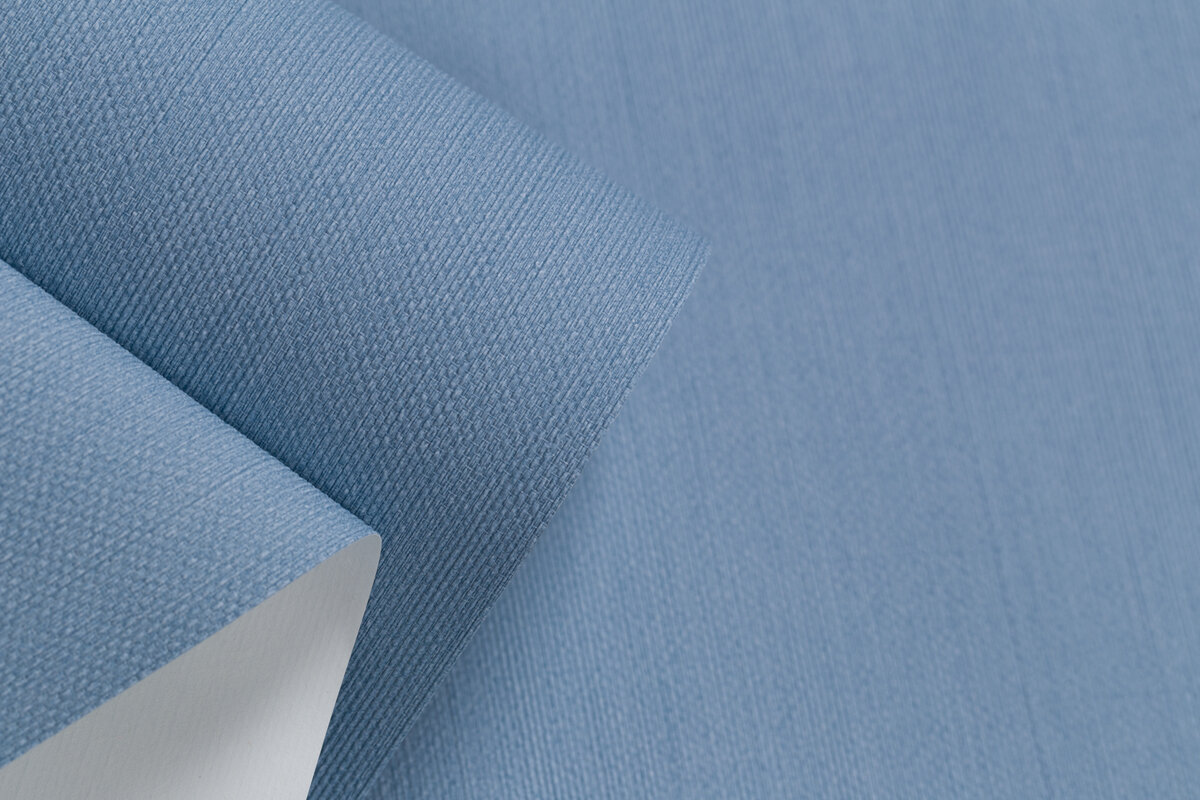 Белый шов чаще всего бывает заметен на обоях темных цветов. 