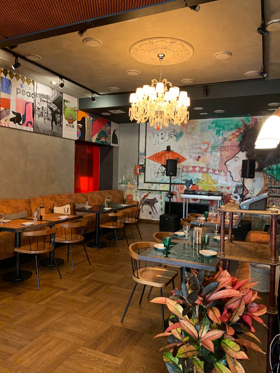 Картины с грузинскими мотивами , но напоминают немного граффити. Бегущие хинкали по дорожке - и прямо в рот)). Стиль и оригинальность по всем! 