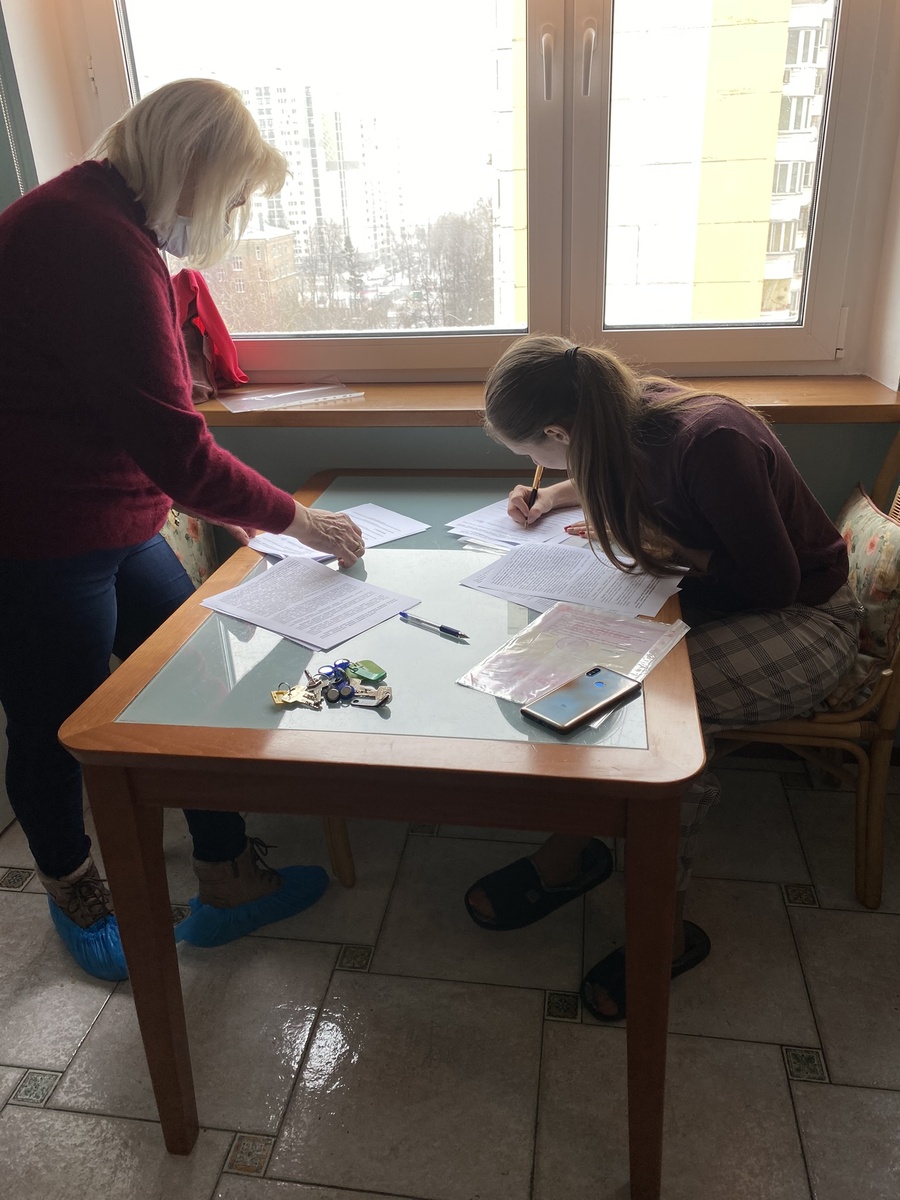 Дочка подписывает документы о продажи квартиры. 