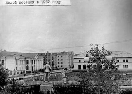 Поселковый ансамбль включал в себя площади и парки