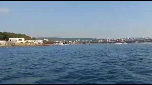 Геленджикская бухта расположена на берегу Чёрного моря, в Краснодарском крае