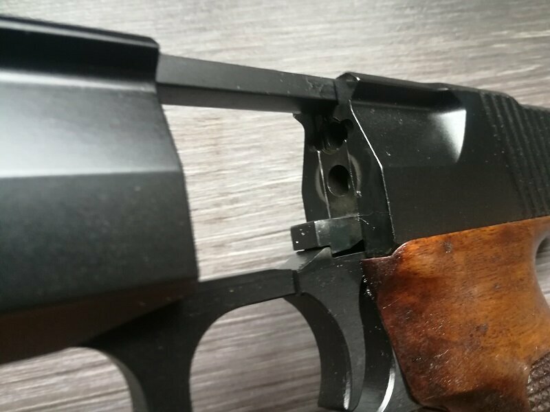 В это конструктивное отверстие вставляется строительный патрон нужного завода. Другие он не воспринимает. Даже не пытайтесь. 