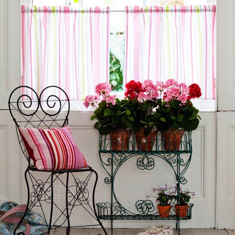 Герань в спальне. Цветы в доме. Герань в интерьере. Комнатные растения на окне. Цветы на подоконнике.