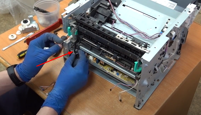 Фото 135. Смазываем втулки смазкой для пластиковых шестеренок