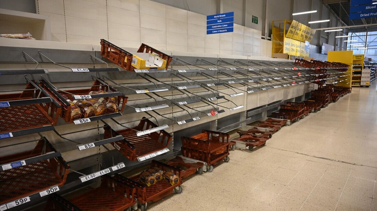    Пустые полки в хлебном отделе в супермаркете в Стокпорте, Великобритания © AFP 2022 / Oli Scarff