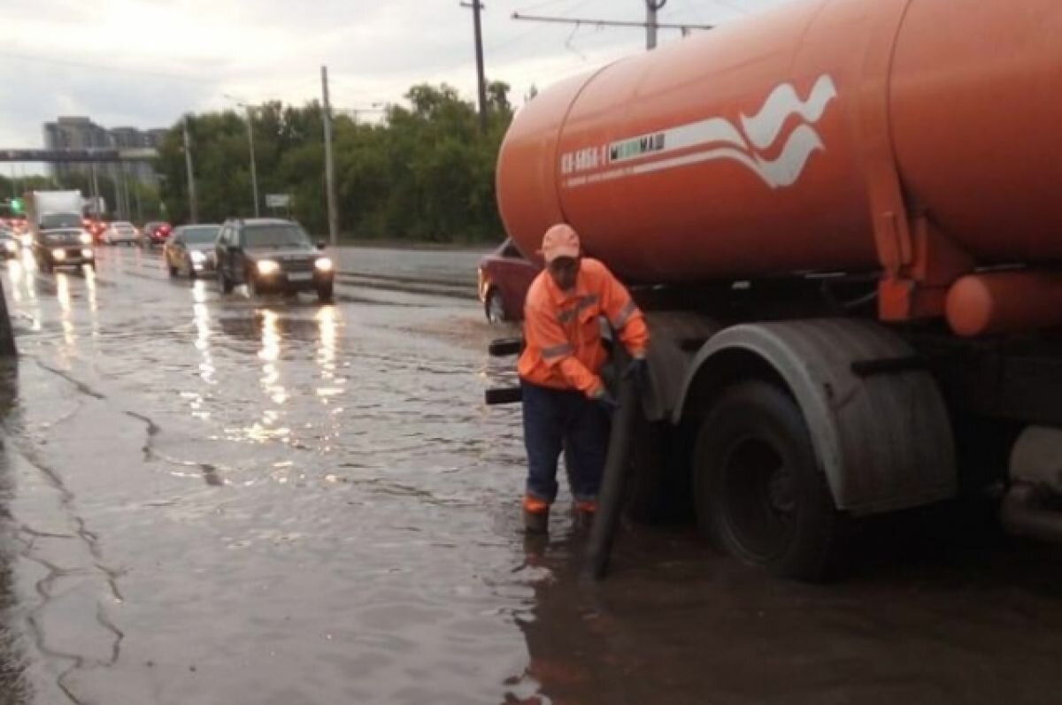    За сутки омские коммунальщики откачали с дорог 650 кубометров воды