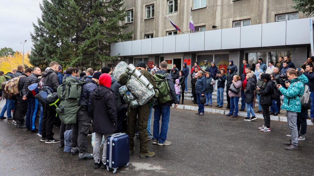    Мужчины, призванные на военную службу в ходе частичной мобилизации, возле военкомата Ленинского и Свердловского административных округов города Иркутска© РИА Новости / Кирилл Шипицин