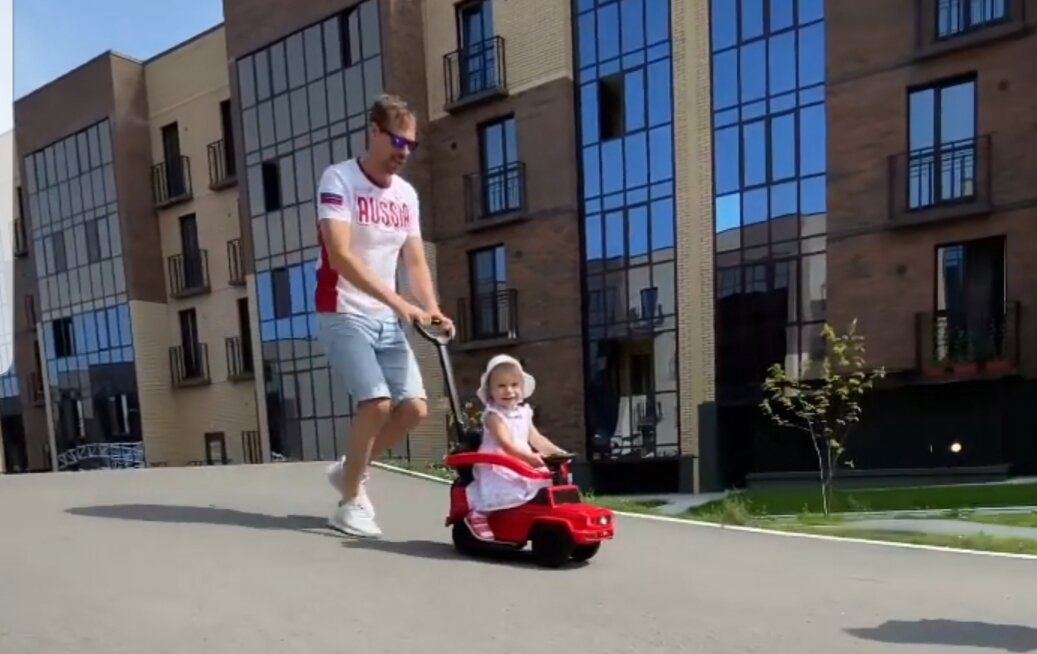 ... и катает дочурку