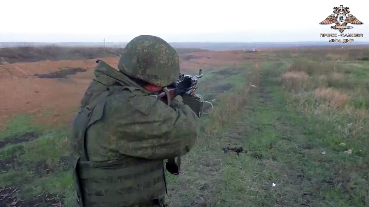    Военнослужащий, призванный на военную службу по частичной мобилизации, во время курса боевой подготовки на полигоне в ДНР. Кадр из видео© пресс-служба Народной милиции ДНР