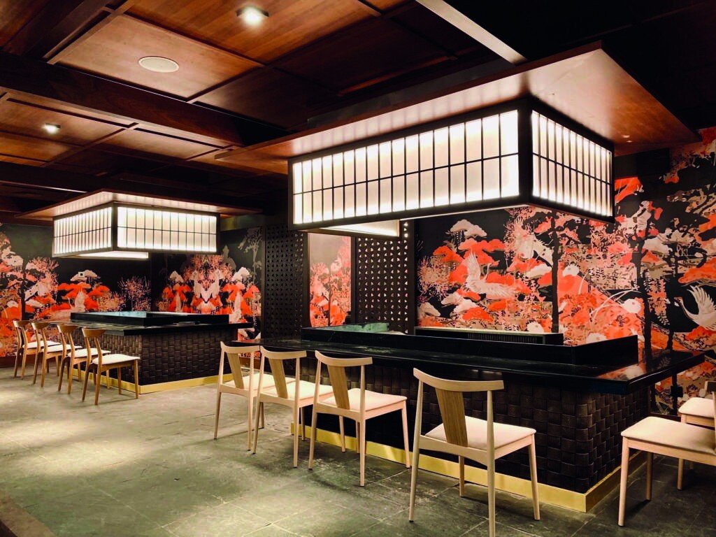 Керамогранит для пола под камень в проекте с колониальной архитектурой