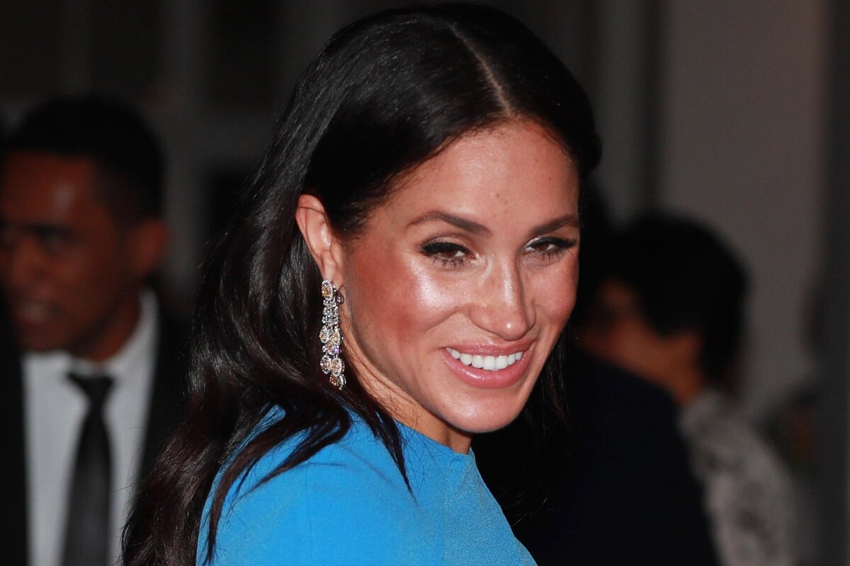     «Кровавые серьги» от арабского принца: секрет украшения Меган Маркл раскрыли британцы