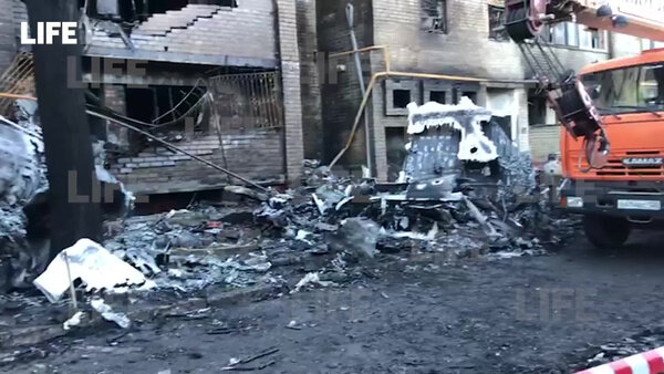 Обломки Су-34 увезли с места авиакатастрофы в Ейске. Видео в редакцию Лайфа прислал гражданский журналист через приложение Livecorr (доступно на Android и iOS)