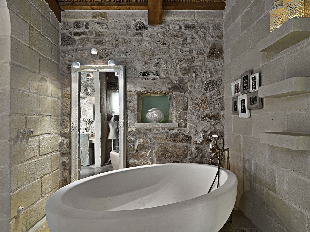 Ванна стоун. Ванная отделанная камнем. Ванная комната из камня. Натуральный камень в ванной. Ванная комната натуральный камень.