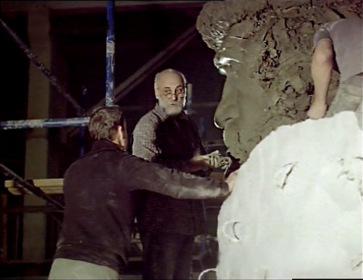 Скульптор Салава́т Алекса́ндрович Щербако́в за работой