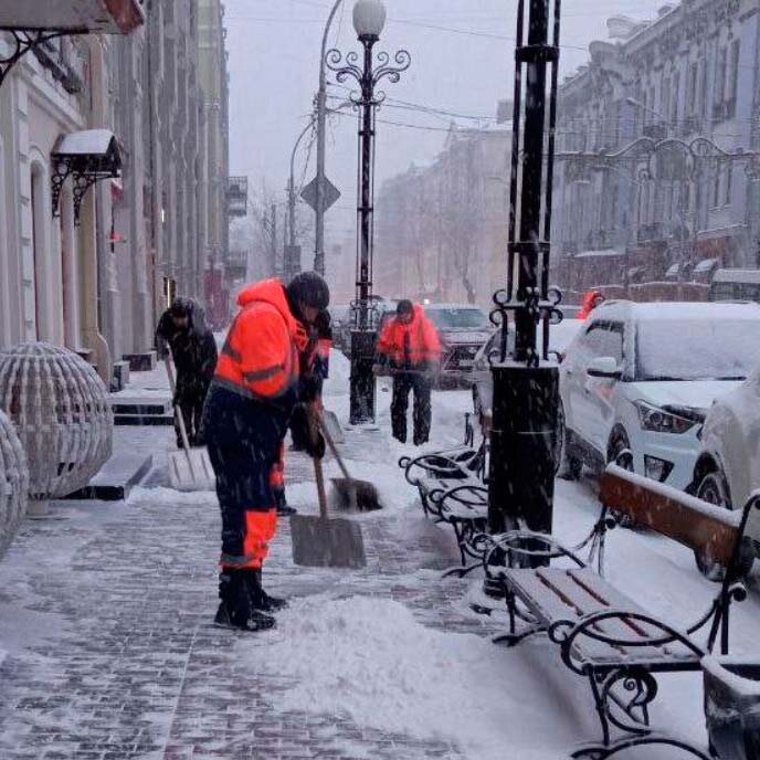 Дорожные службы Иркутска в выходные дни продолжают круглосуточные работы по уборке снега. Как рассказали в пресс-служба мэрии, за последние сутки с территории города вывезли 2500 тонн.