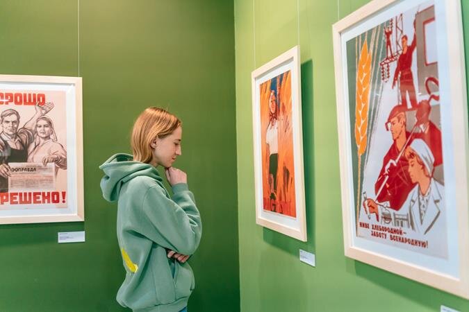    В Оренбурге развернута выставка советских плакатов в мегамолле «Армада» Белов Михаил Александрович