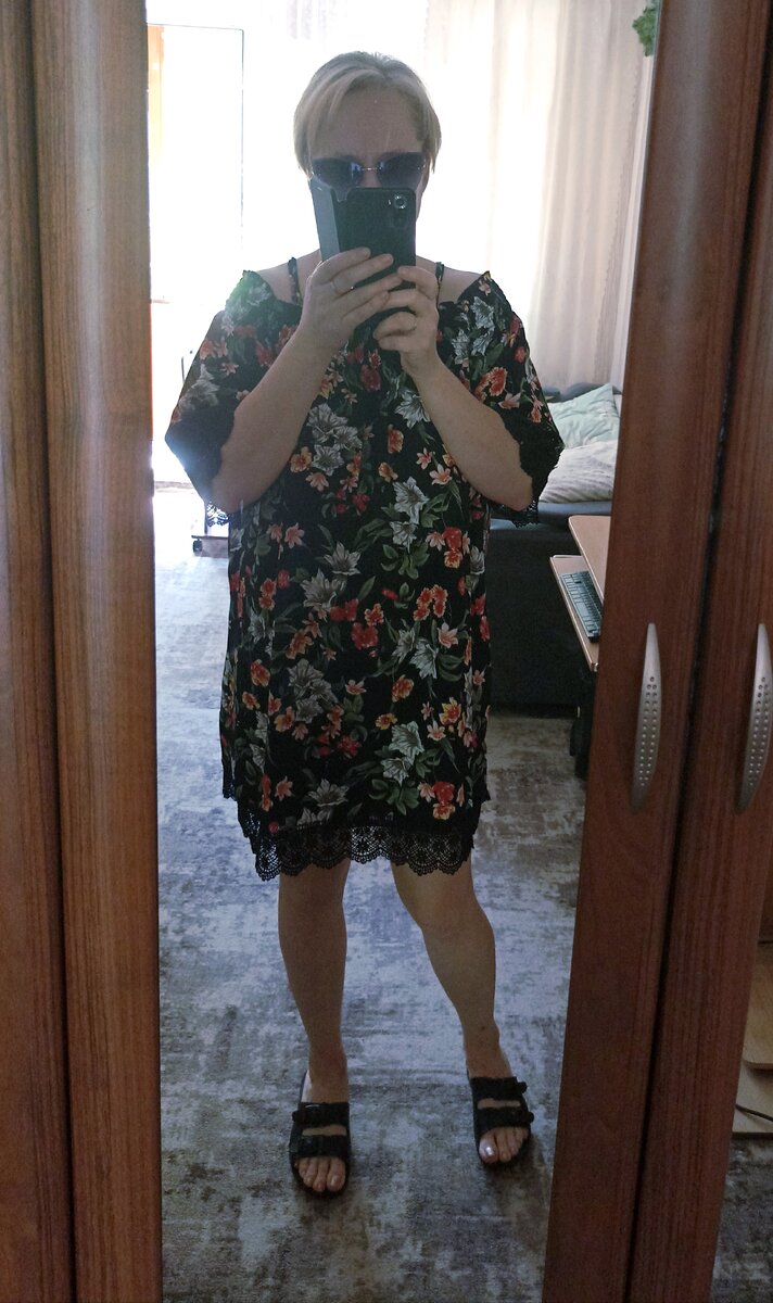 Очень непривычно мне себя видеть в платье. 🤭 Да ещё и кожа бледная, как у поганки! Эх, не довелось позагорать этим летом! 😭😂 