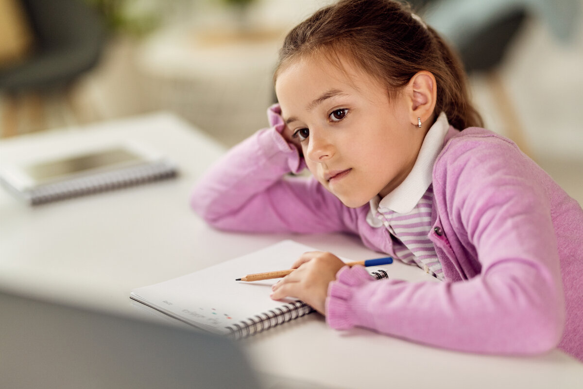 Girl doing homework. Домашнее школьники задание фото татар-информ.