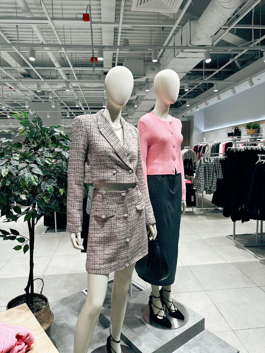 Много базы, в которую ювелирно интегрированы тренды сезона. 