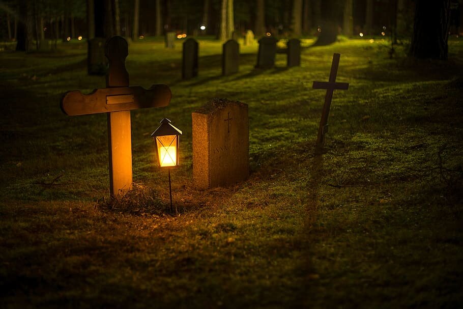 Посещение кладбища - это особое место, где мы проявляем уважение к ушедшим и поддерживаем связь с нашими предками.