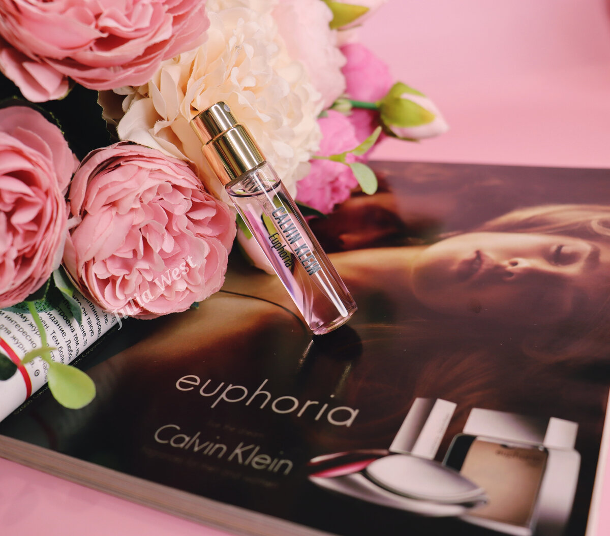 Специально для статьи нашла журнал Glamour за 2007 год, в котором была вот такая чувственная фотореклама аромата 