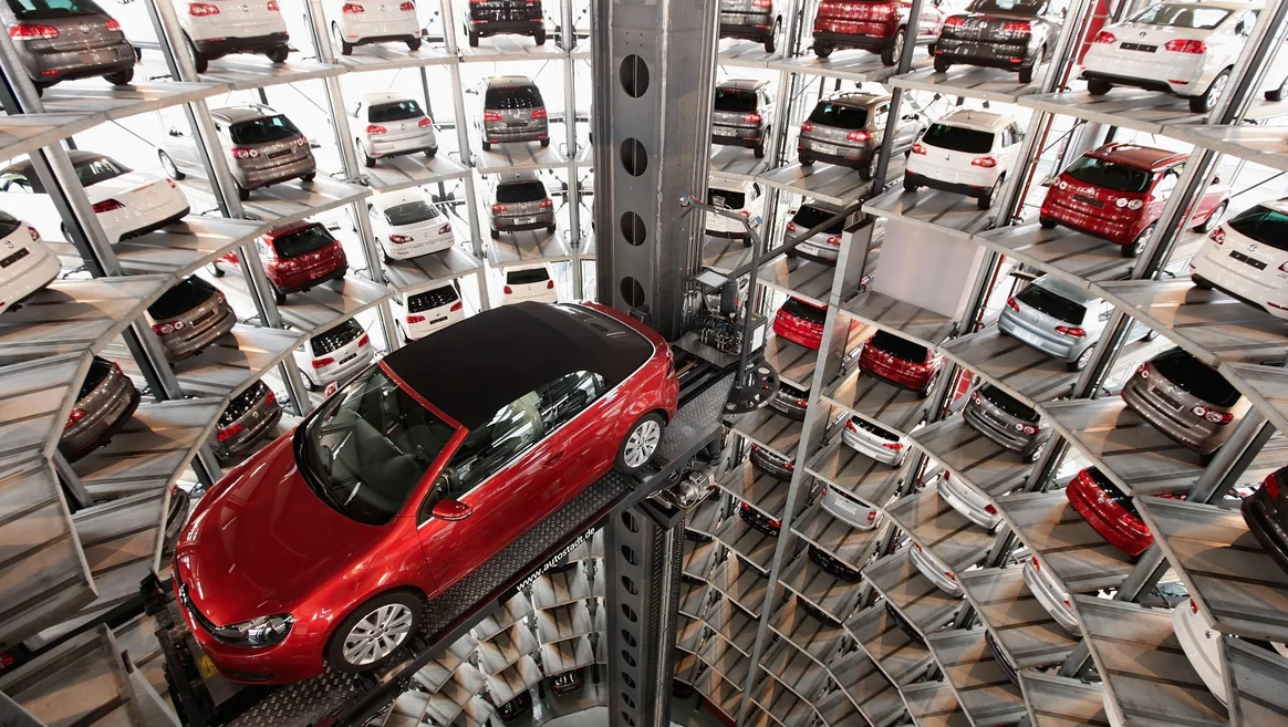 Parking usa. Склад автомобилей. Куча машин. Хранилище машин. Склад новых автомобилей.