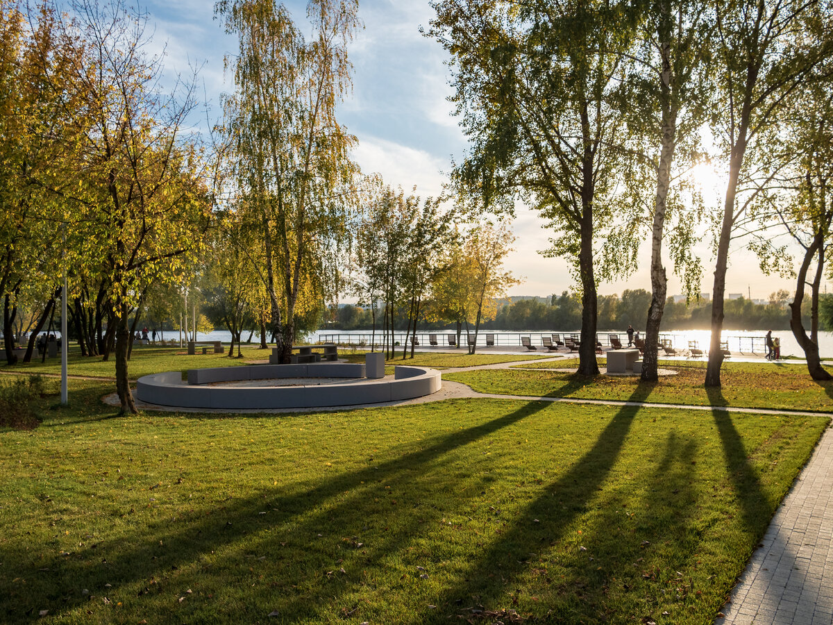 Вид на набережную Москвы-реки в парке. Фото: Про Мой район