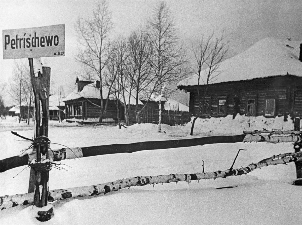    31 октября 1941 года вместе с другими комсомольцами-добровольцами Зоя стала бойцом партизанской части 9903-го штаба Западного фронта. 18 ноября в составе разведывательно-диверсионной группы она отправилась в тыл врага. На фото: село Петрищево, где погибла Зоя Космодемьянская / РИА Новости