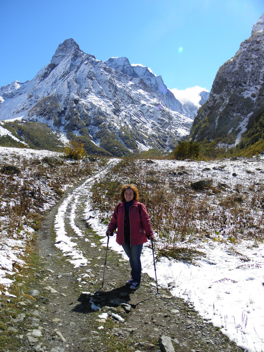 Ущелье и гора Домбай-Ульген. Накануне выпал первый снег, дорога стала очень влажная, а у нас только кеды, которые промокали на первом же километре (сентябрь 2011 года)