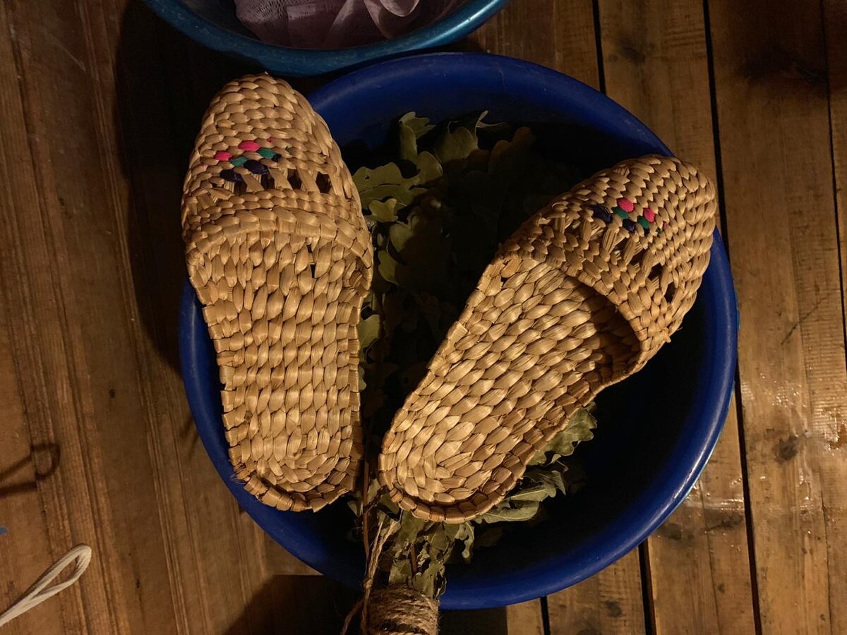 Такие тапочки подарила мне знакомая бабушка из Таллина. Я долго искала, к какому термину можно отнести эту обувь, и пришла к выводу, что скорее это чуни - они ведь вязаные!