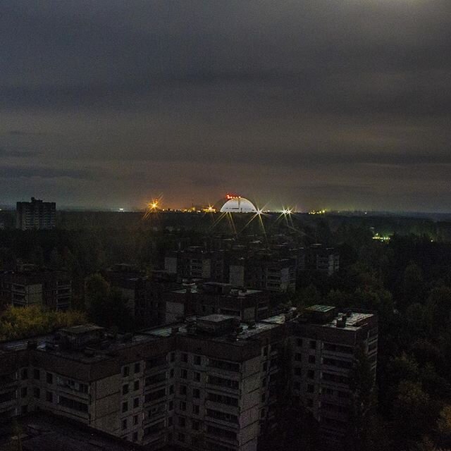 Чернобыльская аэс ночью. Чернобыль ночью. Ночь в Чернобыле. ЧАЭС ночью. Ночной ЧАЭС ночь