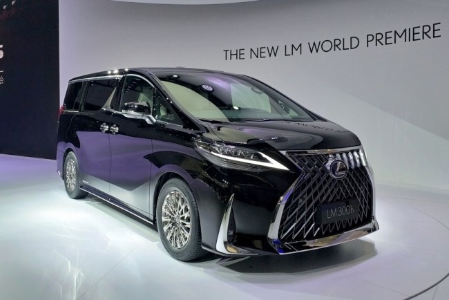 Lexus LM. LM в названии означает Lexus Minivan