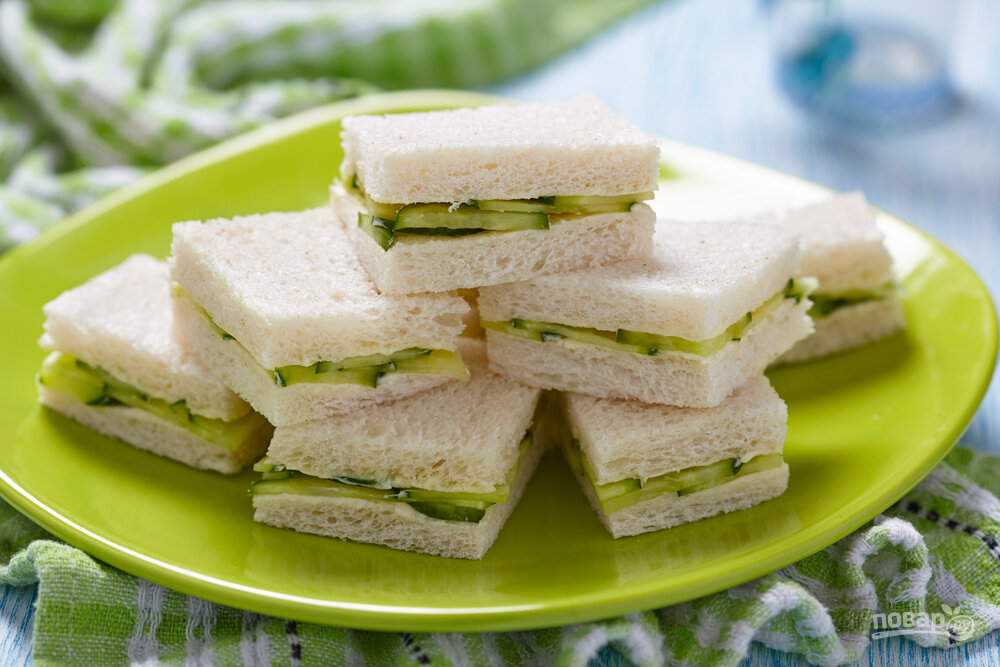 Сэндвичи из белого хлеба, творожного сыра и огурца