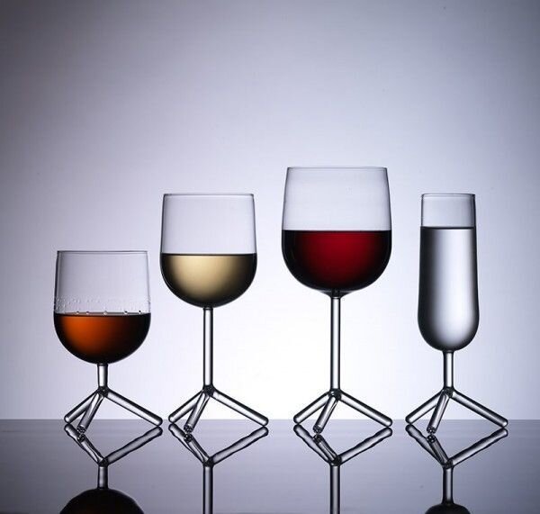Вместо традиционной подставки, бокалы Louise от нидерландского дизайнера Maarten Baptist получили нечто вроде треноги.