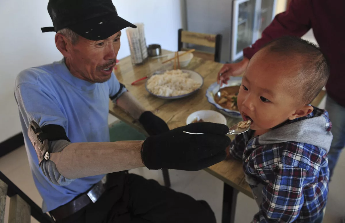 Сун Жифа кормит внука.   Источник: Яндекс Картинки