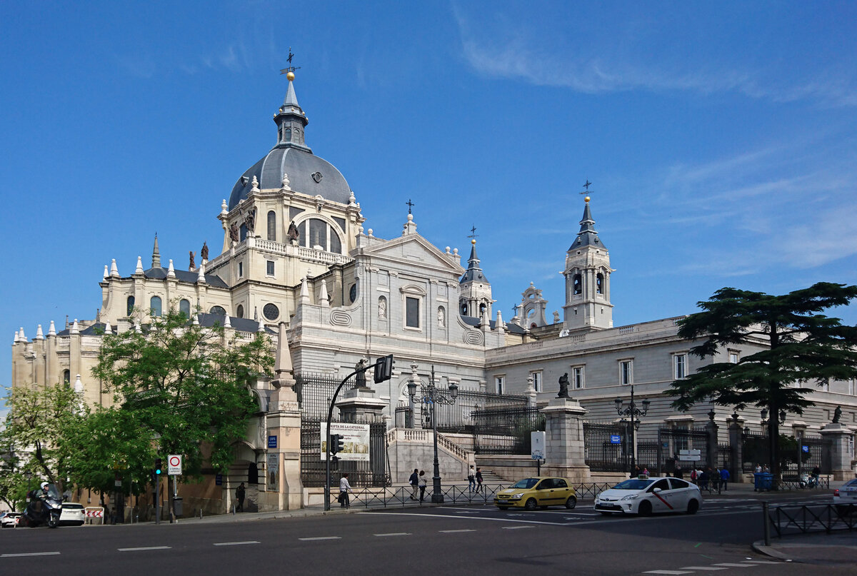 Восточный фасад собора Альмудена