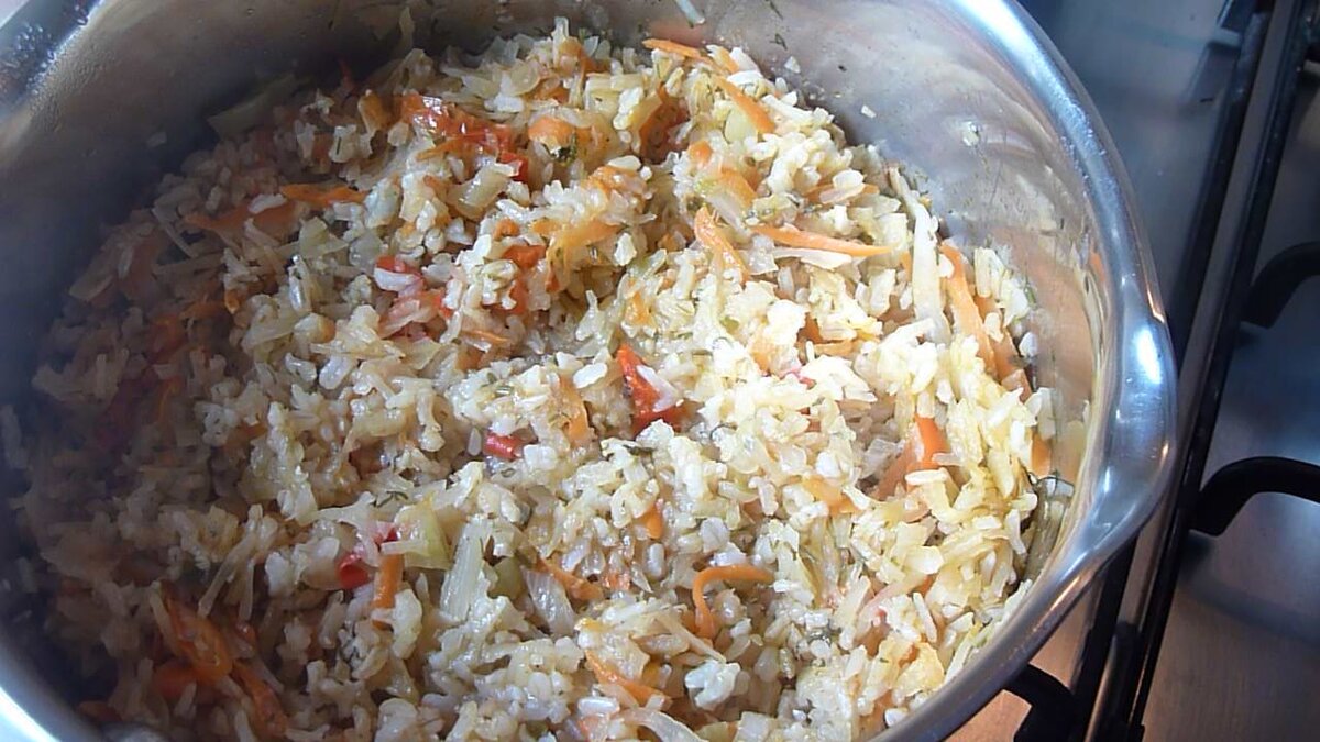 Бигус с рисом и капустой и мясом. Рис с капустой. Рис с капустой и курицей. Тушеная капуста с фаршем. Тушеная капуста с рисом.
