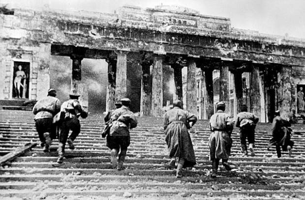 Севастополь. Май 1944. Графская пристань, штурм. Точное название снимка: "Советские автоматчики во время уличных боев в районе Графской пристани в Севастополе. 2 мая 1944 года." Фото Евгения Халдея из архивов ТАСС/РИА Новости.