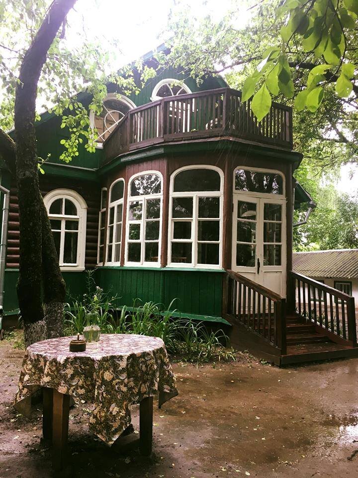 Двор и веранда Дома-музея Сергея Николаевича Дурылина (далее — листайте галерею вправо).