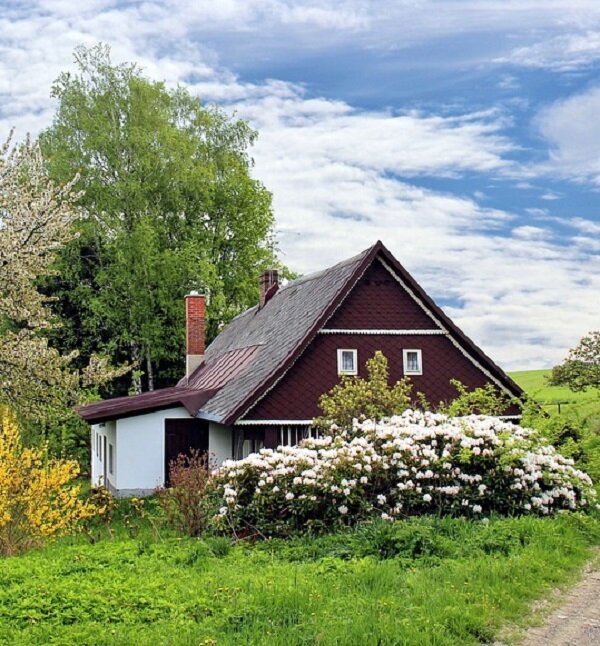 https://pixabay.com/photos/spring-cottage-house-home-garden-2955582/