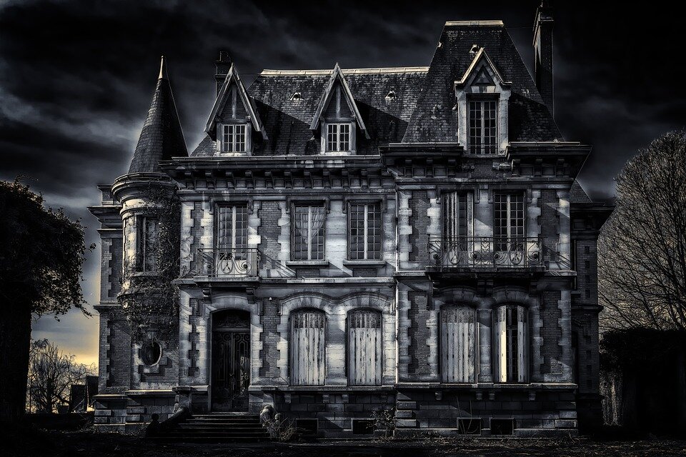 https://pixabay.com/photos/villa-house-gloomy-dark-old-villa-3237114.