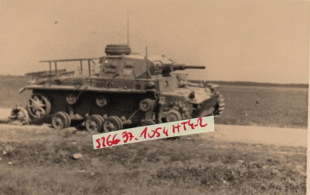 Еще одно фото этой же машины. По номеру на башне мы видим, что это машина штаба второго батальона. 