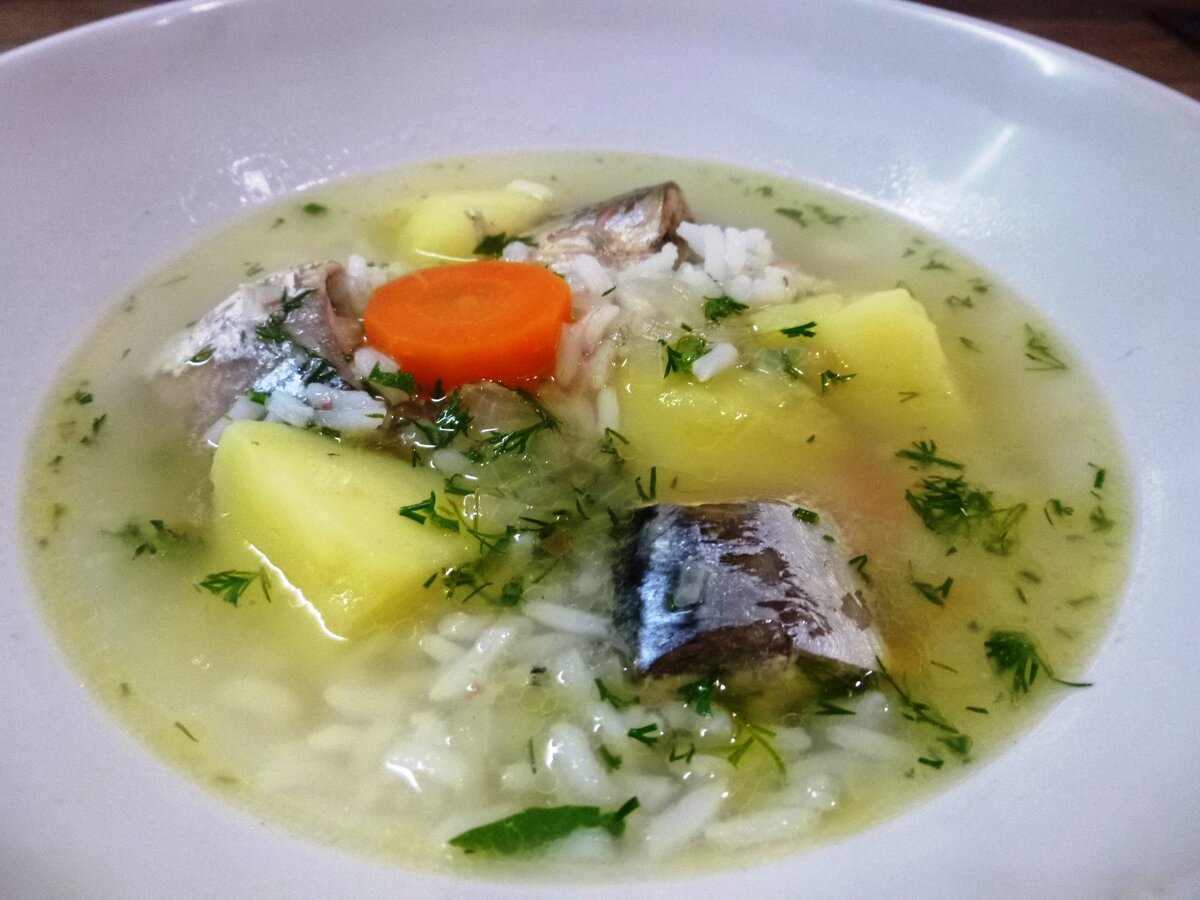 Суп из рыбных консервов с рисом и брокколи: рецепт - Лайфхакер