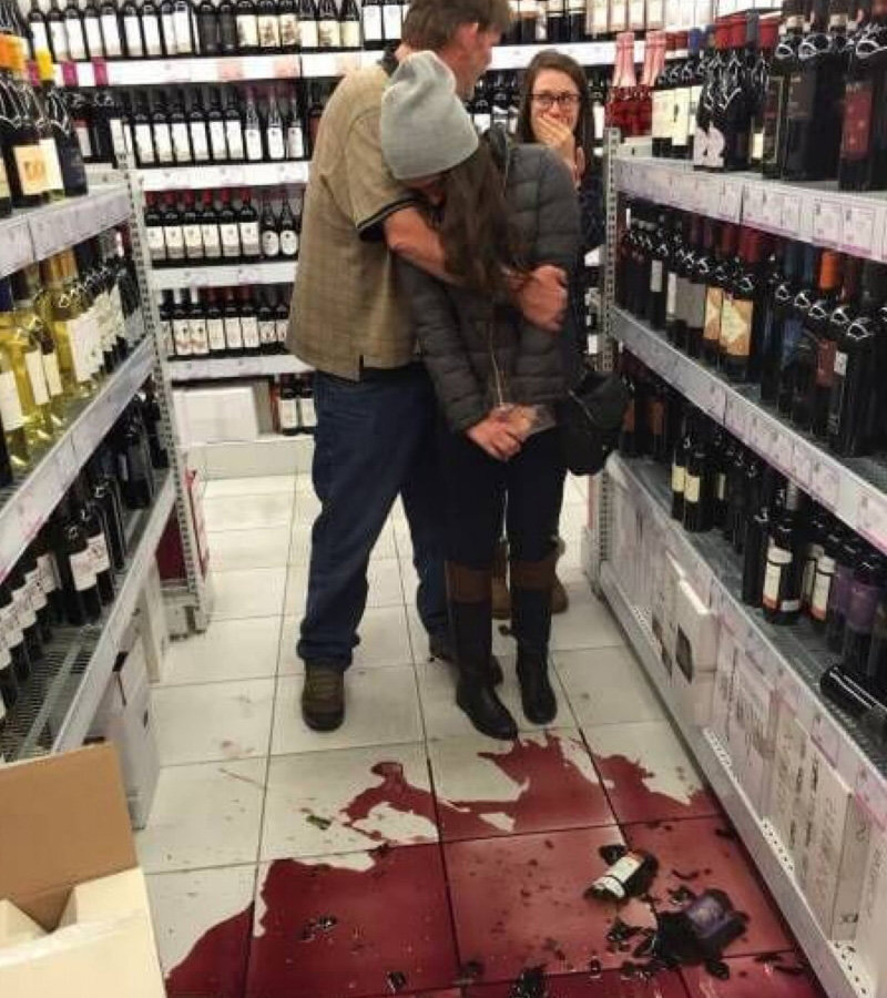 Разбитая бутылка вина в магазине. Разгромленный супермаркет. Разбитые бутылки алкоголя. Осколки бутылки. Две разбитые бутылки.