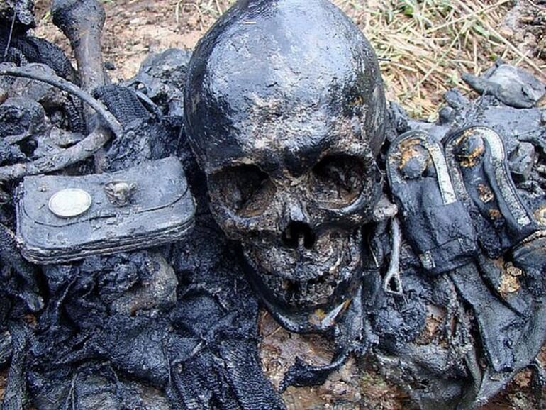 Наступив ногой на кочку, сержант увидел останки человека и не удержавшись рухнул в воду. Все его тело сковал ужас, на него смотрели пустые глазницы грязного черепа а челюсти напоминали улыбку смерти...