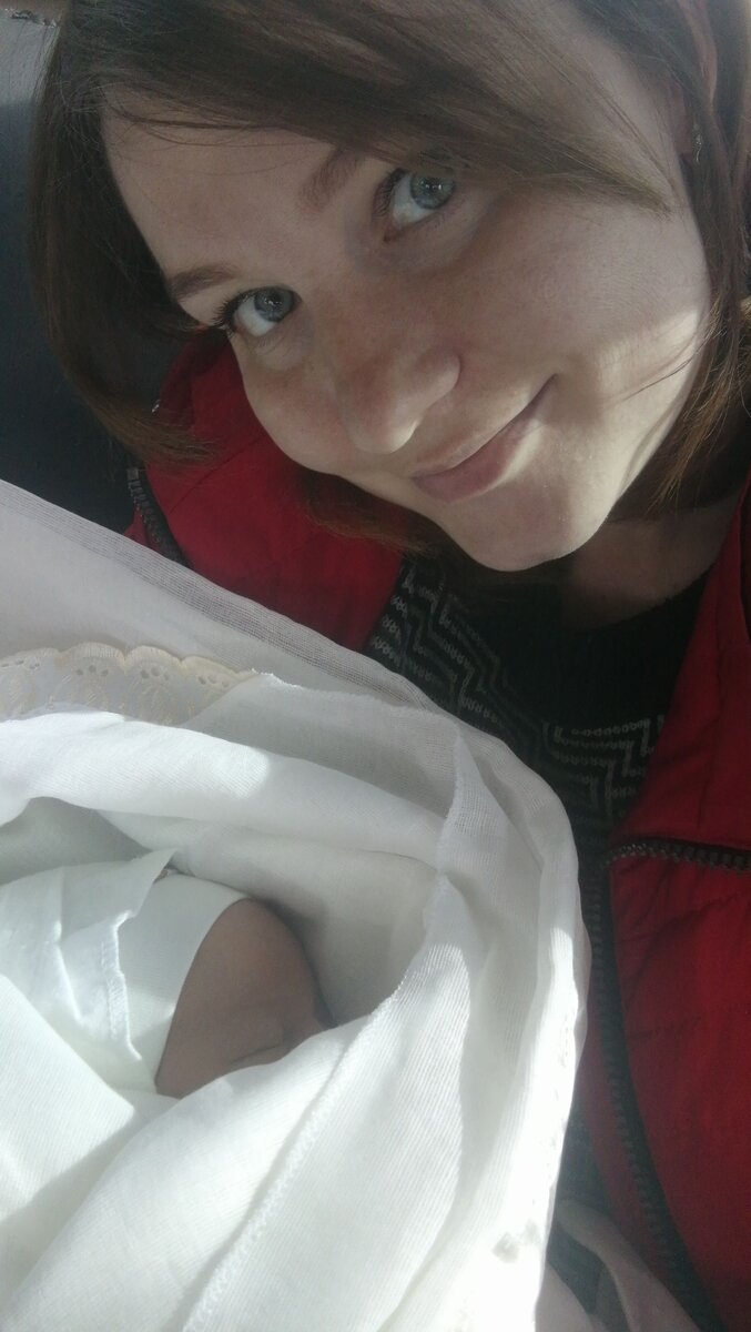 Ну разве что такая фотка осталась. Это мы в такси едем домой