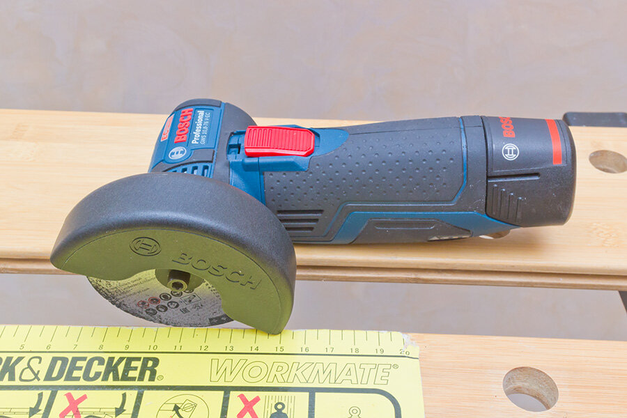 Аккумуляторная угловая шлифмашина Bosch GWS 12V-76. (Источник: фото автора)
