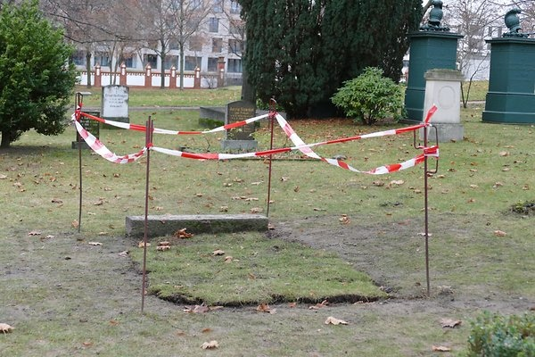 Das abgesperrte Grab von Reinhard Heydrich. Foto: Oberst